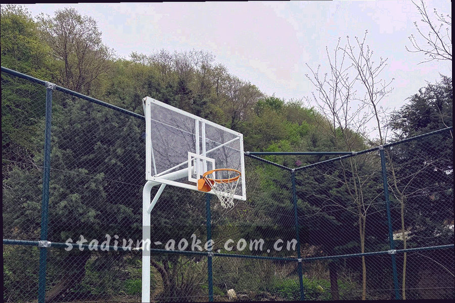 战术板上手绘的跑动箭头与便签，标记着待确认的比赛信息
